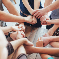 Hände schließen sich zu Kreis zusammen